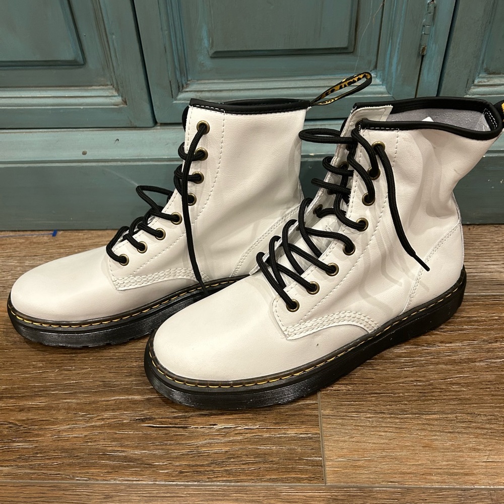 Dr Martens white combat boot - Picture 3 of 4